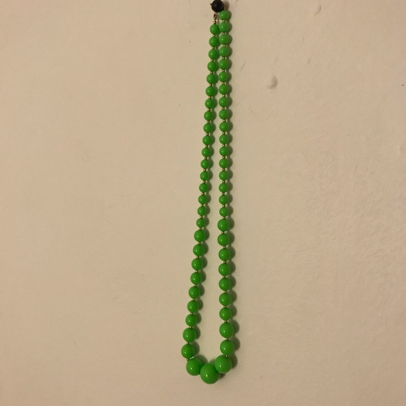Set of matching green beaded necklace and butterfly hair clips - Picture 2 of 3